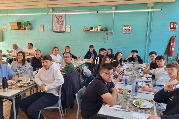 lunch-in-the-canteen-of-the-school-2025-05-08-15-25-47798A2ADD-51DE-CAAE-F400-E5706C817536.jpg